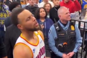 庫里給小孩送鞋被搶走??站在遠(yuǎn)處生氣大喊：喂~~還給他??