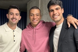 西班牙網(wǎng)球名將阿爾卡拉斯現(xiàn)場觀看皇馬比賽，并與姆巴佩合影