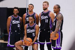 鐵哥們兒??德羅贊*基根-穆雷半場各5中1 合計得到6分4籃板3助攻