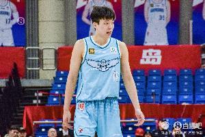 有些難評(píng)！楊瀚森攻防穩(wěn)定 13中6拿17分9板2助2斷2帽&但有9失誤