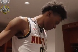 掘金賽后評(píng)選隊(duì)內(nèi)最佳防守球員是沃特森 喜提大金鏈子一條！