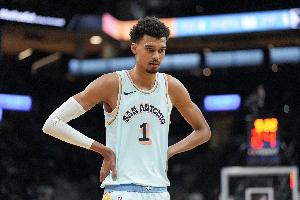 準(zhǔn)三雙難救主！文班19中9&6三分砍26分9板8帽4助 5失誤&正負(fù)值-5