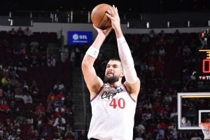 雙20到手！祖巴茨18中10得20分20板3斷 前場籃板有9個