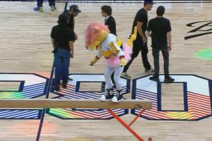 ??男人的痛！掘金吉祥物跌落??直接劈叉坐在了平衡木上