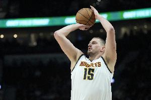 太輕松了！約基奇三節(jié)17中12砍下32分7助攻