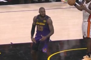 濃眉上籃后裁判延遲響哨！詹姆斯憤怒揮手怒斥裁判 活塞發(fā)動挑戰(zhàn)