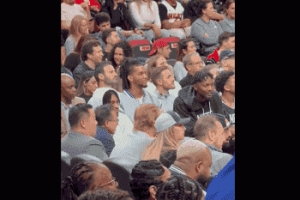 ??蔡崇信來(lái)到邁阿密看球 并與小托馬斯和芬尼-史密斯親切互動(dòng)