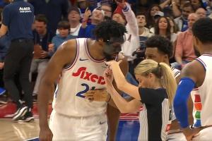 換了個(gè)人??恩比德突破撞倒文班 不滿判罰追著噴裁判連吃兩T驅(qū)逐