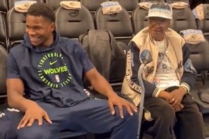 爺爺現場觀戰(zhàn)愛德華茲的NBA比賽 也是自后者高中畢業(yè)后首次