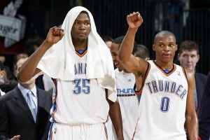 大哥二弟再交鋒！威少面對(duì)KD常規(guī)賽8勝5負(fù) 場(chǎng)均25.8分9.8板9.8助