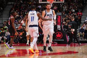 東契奇半場(chǎng)12分4板5助&三分4中0 歐文11分2板1助攻&三分5中1