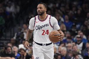 穩(wěn)定輸出！諾曼-鮑威爾半場10中4拿到12分 三分6中3