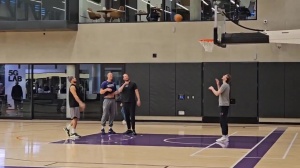 美記：布克遭遇腹股溝拉傷缺席球隊(duì)訓(xùn)練 很可能無(wú)法出戰(zhàn)圣誕大戰(zhàn)