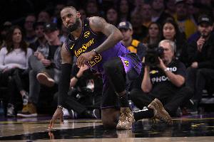 正負(fù)值全隊(duì)墊底？帕森斯：詹的防守仍比99%的人努力 問(wèn)題不在他