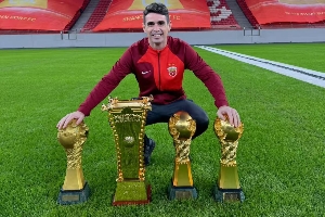 最大牌外援告別??上海海港成立19周年當(dāng)天，奧斯卡正式告別海港