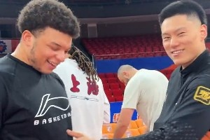 薯片腦袋實錘！李弘權(quán)上演小胖模仿秀 洛夫頓控訴圣誕禮物沒薯片