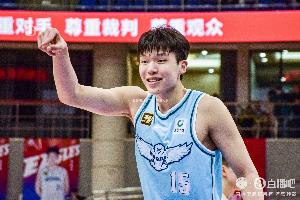 高效全能！楊瀚森半場(chǎng)8中5拿到13分3板1助1斷2帽 正負(fù)值+17