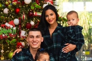 年少多金人生贏家！希羅曬圣誕節(jié)全家福 杰倫-格林點(diǎn)贊