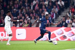 記者：關于穆阿尼的租借談判正在進行，巴黎希望加入強制購買條款