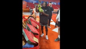 上海為外援外教準備圣誕禮物 洛夫頓看到零食大禮包兩眼放光??