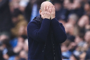 沒眼看啊??瓜迪奧拉場(chǎng)邊抱頭長(zhǎng)嘆，雙手捂臉“沒臉見人”了??