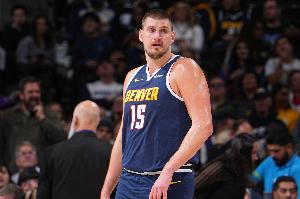 與隊(duì)友的聯(lián)系被掐斷！約基奇僅2助攻 19中10拿下25分15籃板