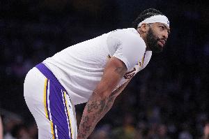 Shams：濃眉正在給腳踝纏繃帶 預(yù)計(jì)會(huì)在下半場(chǎng)嘗試出戰(zhàn)！