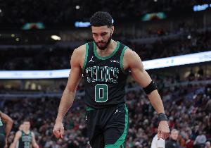 靠你頂著！塔圖姆次節(jié)11分帶隊(duì)縮小分差 半場9中5砍下16分4板3助