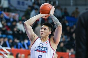 穩(wěn)定輸出！曾繁日9中4拿到12分7板1斷1帽 正負值+12