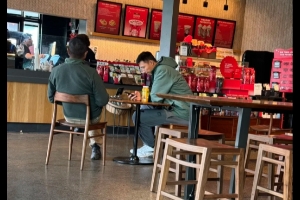 再露面??！網友在洛杉磯某景區(qū)星巴克偶遇易建聯 正坐著看手機