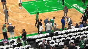 這挺倒霉的??恩比德賽前熱身時(shí)是踩到了場邊工作人員扭到了腳踝