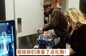 ????超有愛！布克圣誕節(jié)給小球迷送一推車的簽名鞋