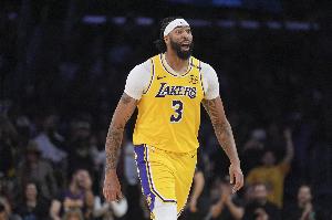 望無大礙！濃眉打了7分鐘因扭腳退賽 3投0中僅有2板1斷入賬