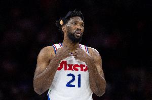 還是首發(fā)了！恩比德投籃熱身時(shí)摔倒&腳踝受傷 投完籃才回更衣室