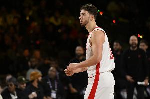 出戰(zhàn)25分鐘攬下兩雙！申京11中5得10分13板6助