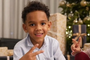 施羅德用iPad跟家人遠(yuǎn)程過圣誕??他兒子長(zhǎng)得有點(diǎn)像吹楊？??