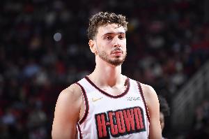 范弗里特：申京是個(gè)非常出色的傳球手 他在創(chuàng)造機(jī)會(huì)方面做得很棒