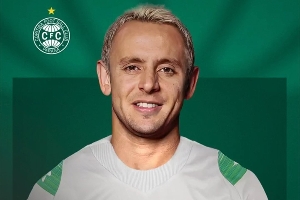 隱居者丨40歲拉菲尼亞還在踢