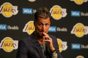 Shams：湖人愿出3個(gè)首輪 但想要一個(gè)或多個(gè)能參與球隊(duì)迭代的球員