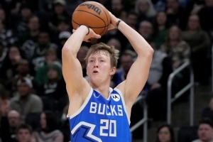 AJ-格林談包夾西蒙斯：或許不該換防 防守端應(yīng)繼續(xù)跟著C-約翰遜