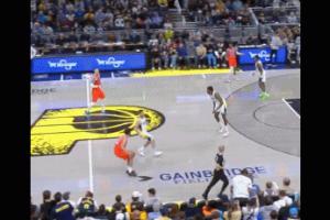 ??一人獨(dú)醒！裁判烏龍搞錯(cuò)邊 亞歷山大站在場(chǎng)邊激動(dòng)提醒