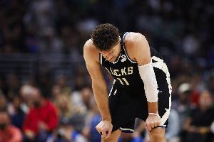 高開低走！大洛佩斯12中8拿下20分7板2助2斷2帽 下半場(chǎng)僅2分