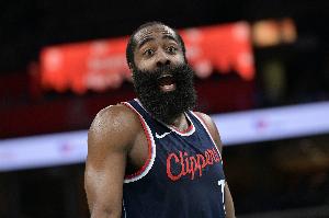 興致不高??哈登半場7中3得到10分2板4助1帽 連中三分露崢嶸