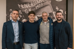 皇馬中場居勒爾拜訪老東家費(fèi)內(nèi)巴切，與穆帥等人合影