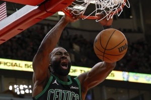 大殺四方??杰倫-布朗24中16爆砍44分5板3助4斷 正負(fù)值高達(dá)+30