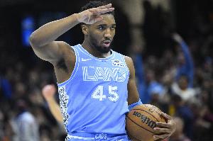 率先發(fā)力！多諾萬(wàn)-米切爾首節(jié)7分鐘7中5獨(dú)得16分 三分6中4