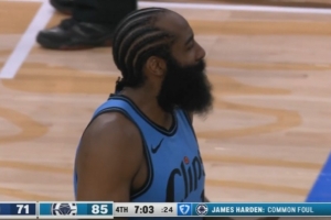 立功了！波杰姆斯基貼防哈登造后者進攻犯規(guī) 裁判回看沒有升級