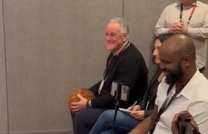 退休禮物??烏度卡賽后將本場比賽用球送給老記者費根