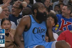 哈登大帽之后落入觀眾席??身邊兩個女球迷喜上眉梢