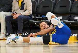 年度搞笑時(shí)刻??約老師晃暈庫(kù)大廚 老詹發(fā)球砸后板 韋德雕像丑哭